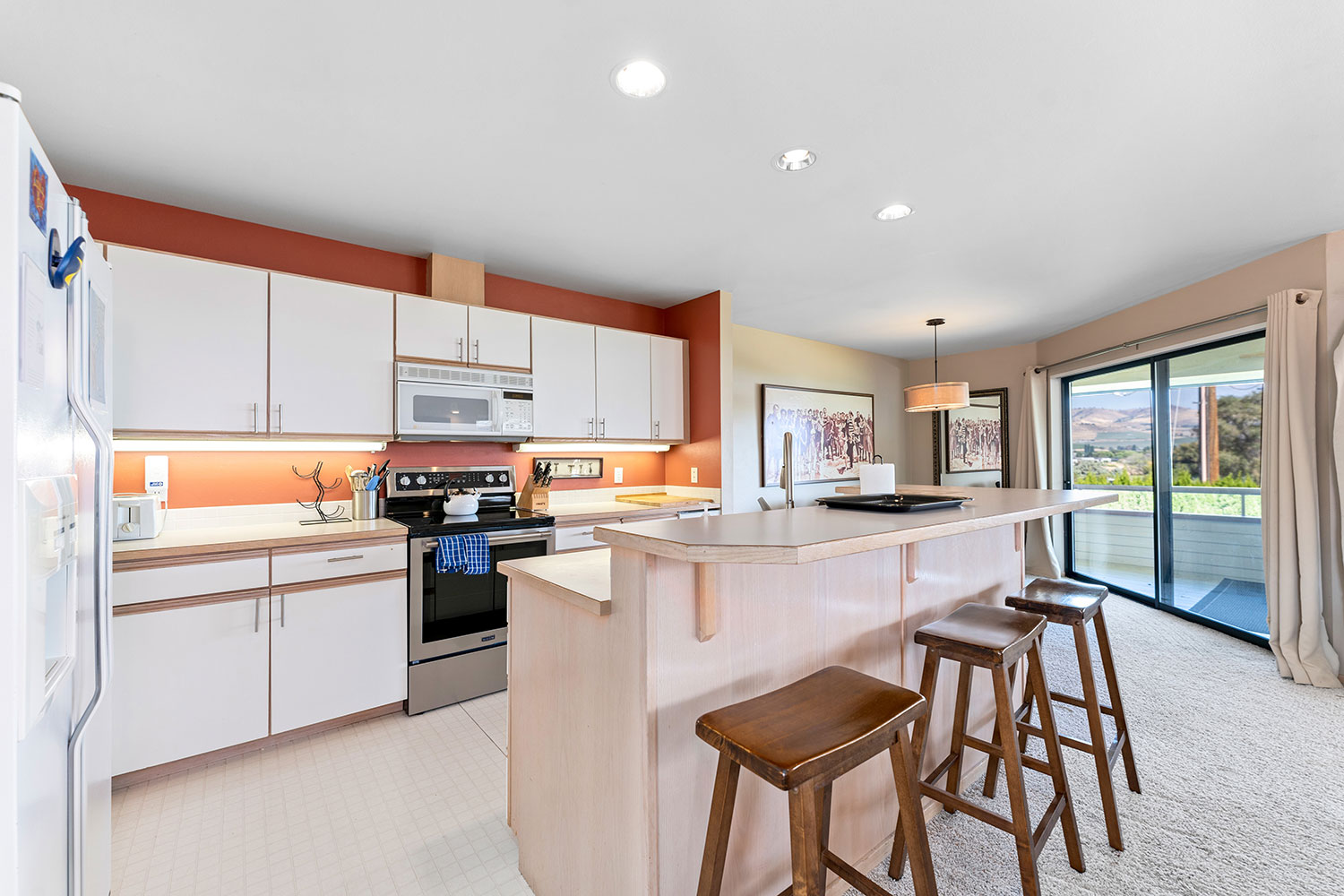 Open kitchen with island seating in Heavenly 508A