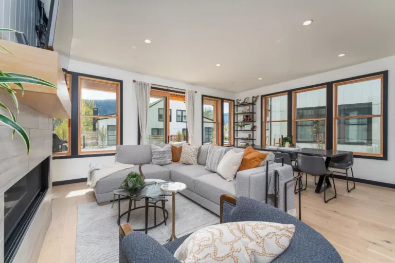Sitting area with lake-view deck doors in Paradise 4B
